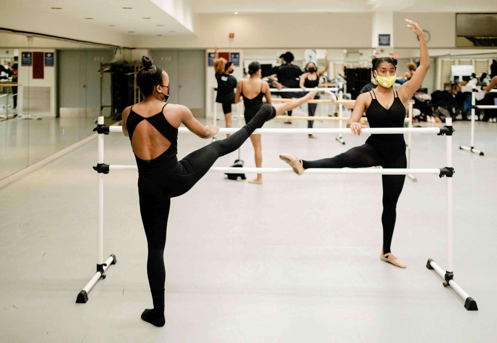 A dance class filled with ballerinas 