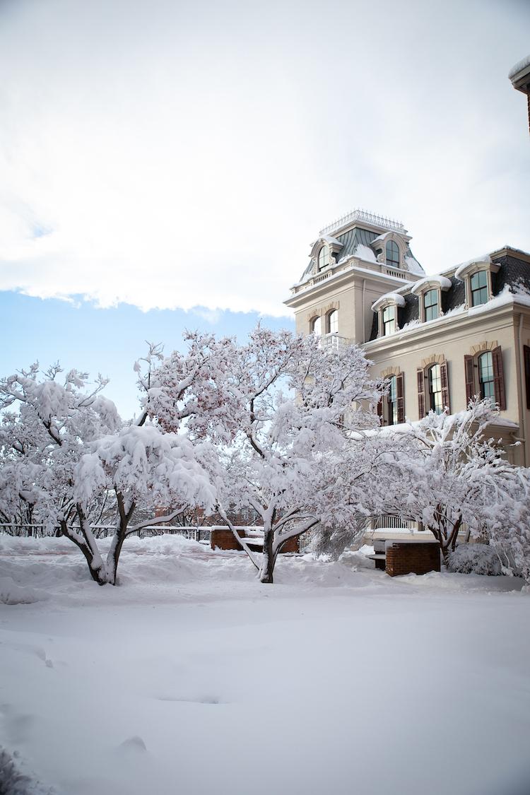First snowfall of 2022 at Howard Hall